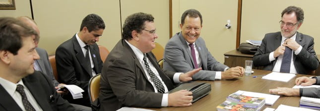  Ministro do Desenvolvimento Agrário, Patrus Ananias, reuniu-se com o senador Donizeti Nogueira juntamente com representantes de empresas e do governo estadual de Tocantins, nesta quinta-feira (5), em Brasília.