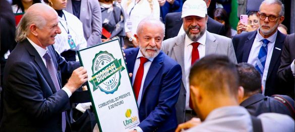 Lula recebendo o quadro "Biodiesel - O melhor combustível do Brasil"